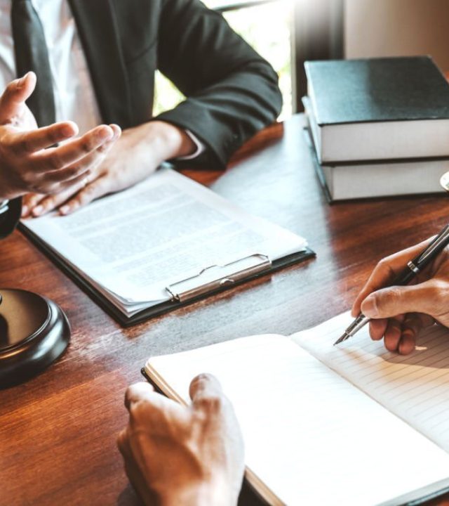 Judges male lawyers Consultation of businessmen legal services Consulting in regard to the various contracts to plan the case in court.